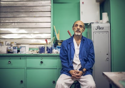 Francisco Rubio Aranda, pintor de La Paz. En el hospital cuentan con cerca de un centenar de personas de mantenimiento.