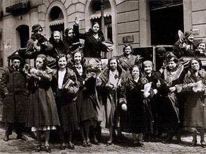 <b></b><i>Sufragistas pidiendo el voto para la mujer en la calle de Alcalá,</i> en 1932, una de las fotografías de Alfonso incluidas en el libro de Lunwerg.