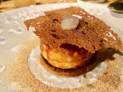 Tartita de queso austriaco alpino, cubierta por una galleta con una cucharadita de chucrut encima. En la base, peras maceradas en especias, sin agua, ni azúcar / Capel