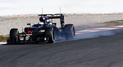 Alonso traza una curva en la sesi&oacute;n de Montmel&oacute;.