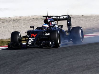 Alonso traza una curva en la sesi&oacute;n de Montmel&oacute;.