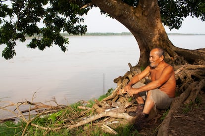 El médico tradicional Rogelio Carihuasari, descansa junto a un árbol en Santa Sofía.