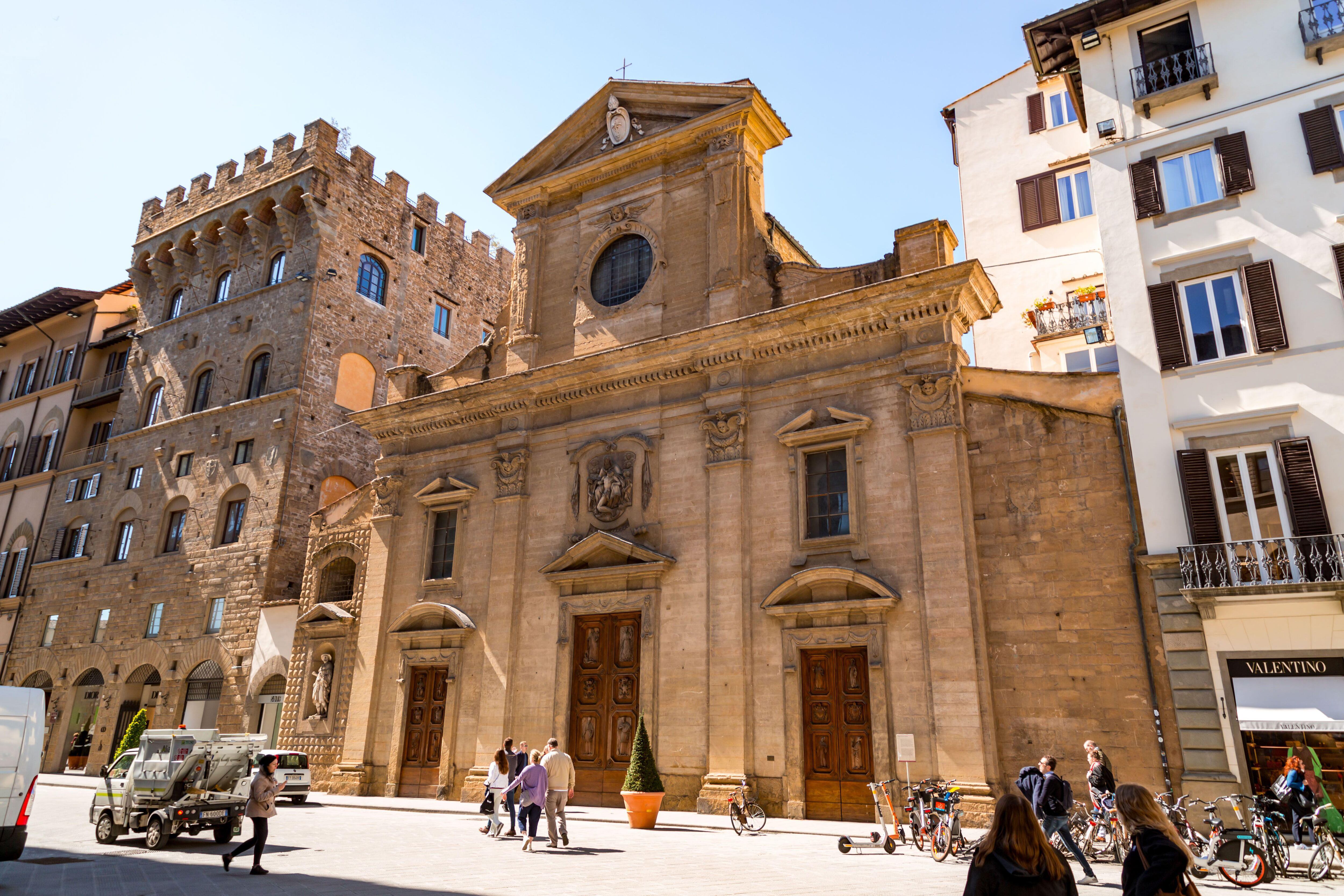 La Piazza Santa Trinita recibe su nombre por la iglesia de Santa Trinita que se encuentra en ella.