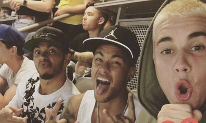 El cantante Justin Bieber (derecha) y el futbolista Neymar (centro).