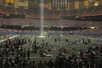 Un orificio en el tejado permite la entrada de luz al estadio Superdome en Nueva Orleans.