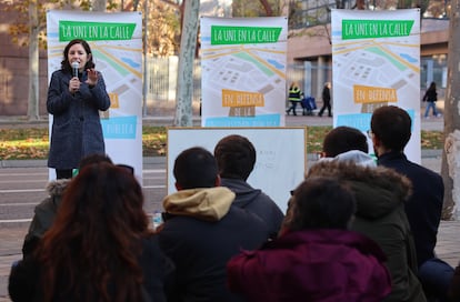 Marisa Montoya, catedrática de Física de la Tierra y Astrofísica de la Universidad Complutense, impartiendo clase frente a la Asamblea de Madrid, el pasado jueves.
