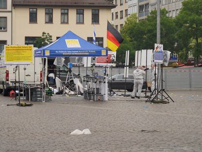 Agentes investigaban el pasado viernes en la plaza central de Mannheim tras un ataque con cuchillo contra un acto de Pax Europa.