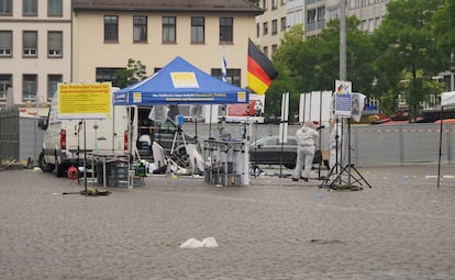 Agentes investigaban el pasado viernes en la plaza central de Mannheim tras un ataque con cuchillo contra un acto de Pax Europa.