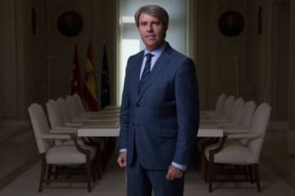 Ángel Garrido, el año pasado siendo presidente de la Comunidad de Madrid por el PP, en su despacho en la Real Casa de Correos.