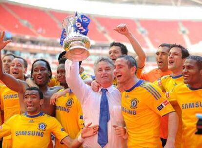 Hiddink levanta la Copa inglesa junto al capitán Lampard y el resto de jugadores del Chelsea.