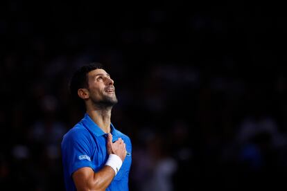 Djokovic celebra la victoria contra Tsitsipas en el pabellón de París-Bercy.