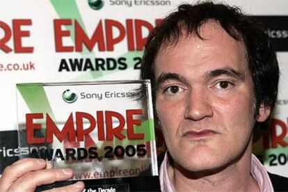 Quentin Tarantino muestra el Premio Símbolo Cinematográfico de la Década, de la revista <i>Empire.</i>