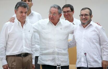 Juan Manuel Santos, Raúl Castro y Timochenko.