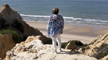 María, de 59 años, en una playa del sur, uno de los lugares favoritos de su hijo, que se suicidó en 2013 a los 30 años tras sufrir problemas económicos.