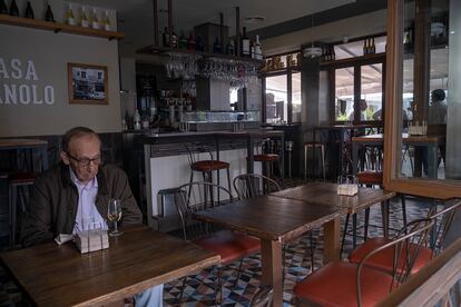 Un cliente en el interior de un bar de Sevilla sin luz, durante la protesta.