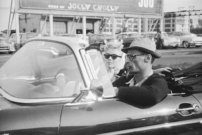 Marilyn Monroe en un descapotable, 1956. Al volante, su marido, el famoso dramaturgo Arthur Miller: en el asiento del copiloto, ella, la superestrella del cine de los años cincuenta, con su pañuelo en la cabeza, dejando atrás Nueva York para pasar unos días en Connecticut. (Paul Schutzer/Getty Images)