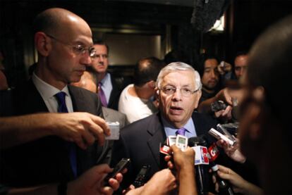 El comisionado de la NBA, David Stern, responde a los medios tras salir de una reunión de siete horas.