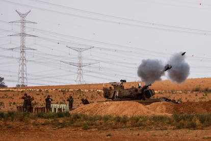 Una unidad de artillería israelí dispara cerca de la frontera entre Israel y la Franja de Gaza, este domingo. 