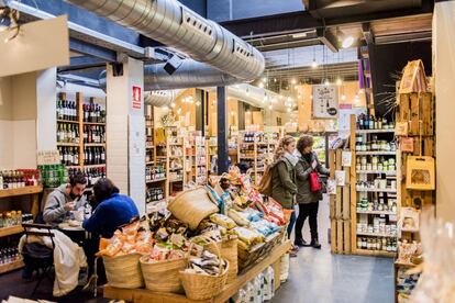 Uno de los establecimientos de Woki Organic Market, que cuenta con 13 locales en la capital catalana.