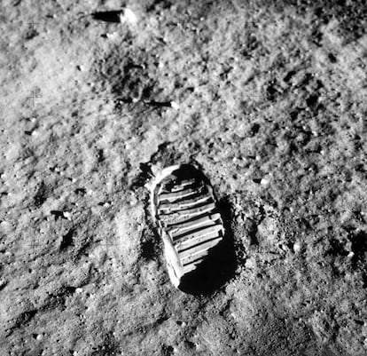 Primera huella del astronauta Neil Armstrong en la superficie lunar tras descender del 'Eagle'.