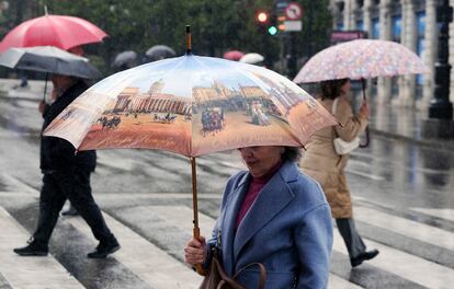 Una mujer se protege con un paraguas de la lluvia caída el lunes 20 de noviembre en Oviedo.