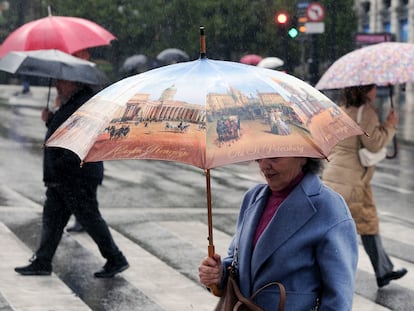 Una mujer se protege con un paraguas de la lluvia caída el lunes 20 de noviembre en Oviedo.