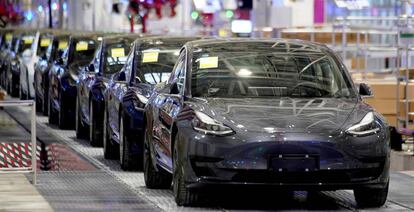 Tesla Model 3 en una fábrica de Shanghái (China).