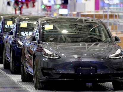 Tesla Model 3 en una fábrica de Shanghái (China).