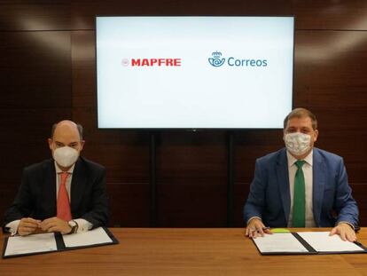 Juan Manuel Serrano, y el Vicepresidente de Mapfre y CEO del área territorial Iberia de Correos, José Manuel Inchausti.