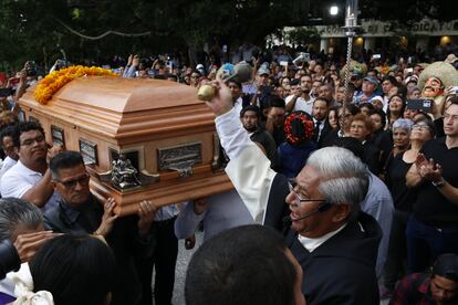 Miles de personas acuden al cortejo fúnebre del alcalde de Chilpancingo, Alejandro Arcos Catalán, asesinado el 6 de octubre en la capital del estado de Guerrero.