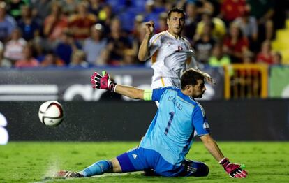 Casillas despeja el remate del macedonio Jahovic,