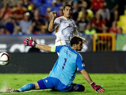 Casillas despeja el remate del macedonio Jahovic,