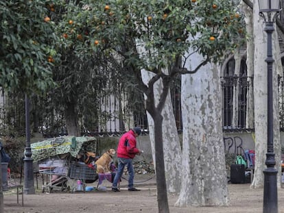 Una persona sin hogar en Barcelona. 