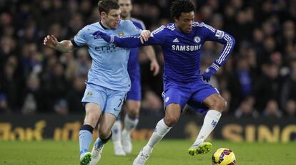 James Milner, a la izquierda, durante un partido con el City.