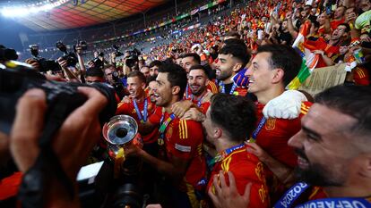 Rodri, con el trofeo de la Eurocopa, durante la celebración en el campo.