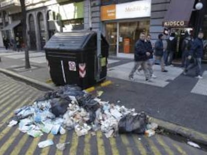 Una fotografía muestra la acumulación de basuras  en una calle de Buenos Aires (Argentina).