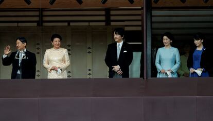 Los emperadores Naruhito y Masako con los príncipes Akishino y las princesas Kiko y Mako en las celebraciones de Año Nuevo en el palacio imperial de Tokio, Japón, el 2 de enero de 2020.