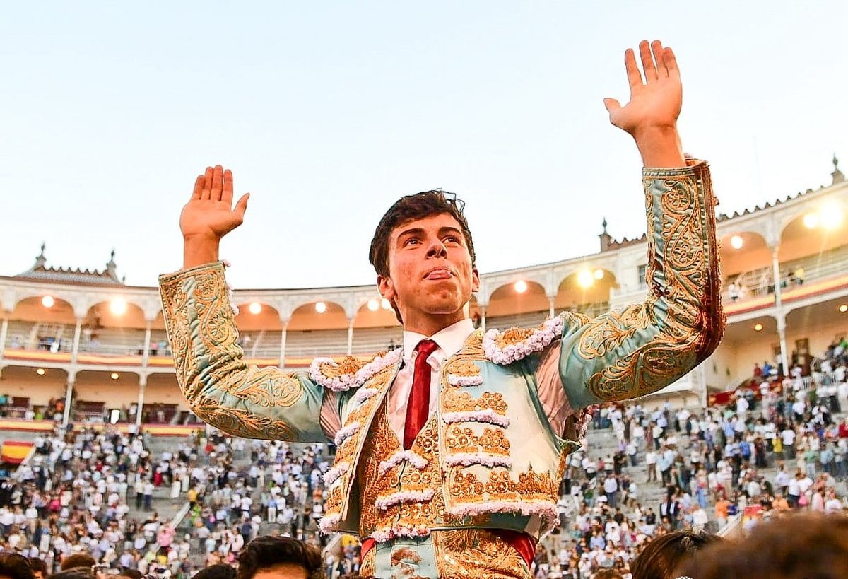 El novillero Julio Méndez, a hombros, instantes antes de salir por la Puerta Grande.