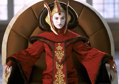 Natalie Portman, siempre con cara de "tengo la sensación de que se me ha olvidado algo en casa", da vida a Padmé Amidala.