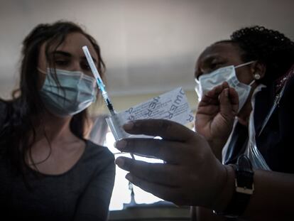 Una enfermera muestra una dosis de la vacuna de Johnson & Johnson contra la covid-19 en el hospital de Klerksdorp, en Sudáfrica, el 8 de febrero de 2021.