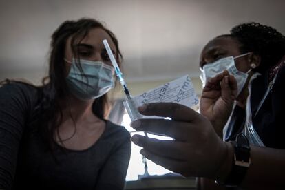Una enfermera muestra una dosis de la vacuna de Johnson & Johnson contra la covid-19 en el hospital de Klerksdorp, en Sudáfrica, el 8 de febrero de 2021.