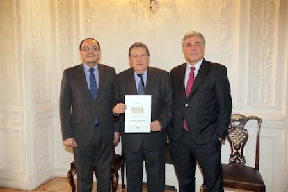 Los embajadores de Paraguay, Antonio Rivas (izda); de Argentina, Ramón Puerta (centro), y de Uruguay, Francisco Bustillo (dcha).