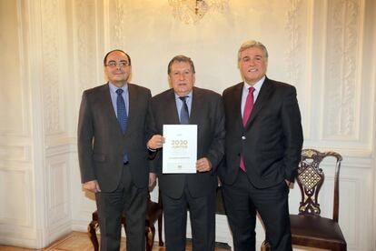 Los embajadores de Paraguay, Antonio Rivas (izda); de Argentina, Ramón Puerta (centro), y de Uruguay, Francisco Bustillo (dcha).