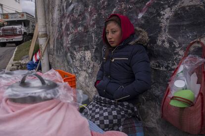 Ericka aprovecha la temporada invernal para vender atole y tamales, comida típica mexicana.