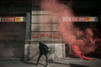 Un huelguista realiza una pintada ante la sede del sindicato CC OO durante la jornada de huelga general convocada en el marco de las protestas contra el juicio del 'procés', que se celebra estos días en el Tribunal Supremo.