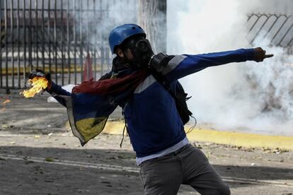 Un manifestante lanza un cóctel molotov durante los enfrentamientos contra la Guardia Nacional Bolivariana (GNB) durante una de las protestas en el marco de la huelga general convocada por la oposición.