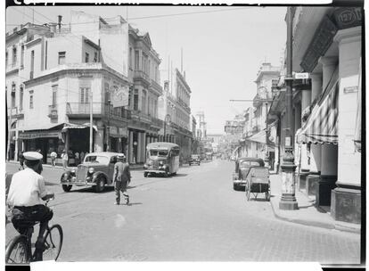 Un cruce de la calle Galiano en La Habana.