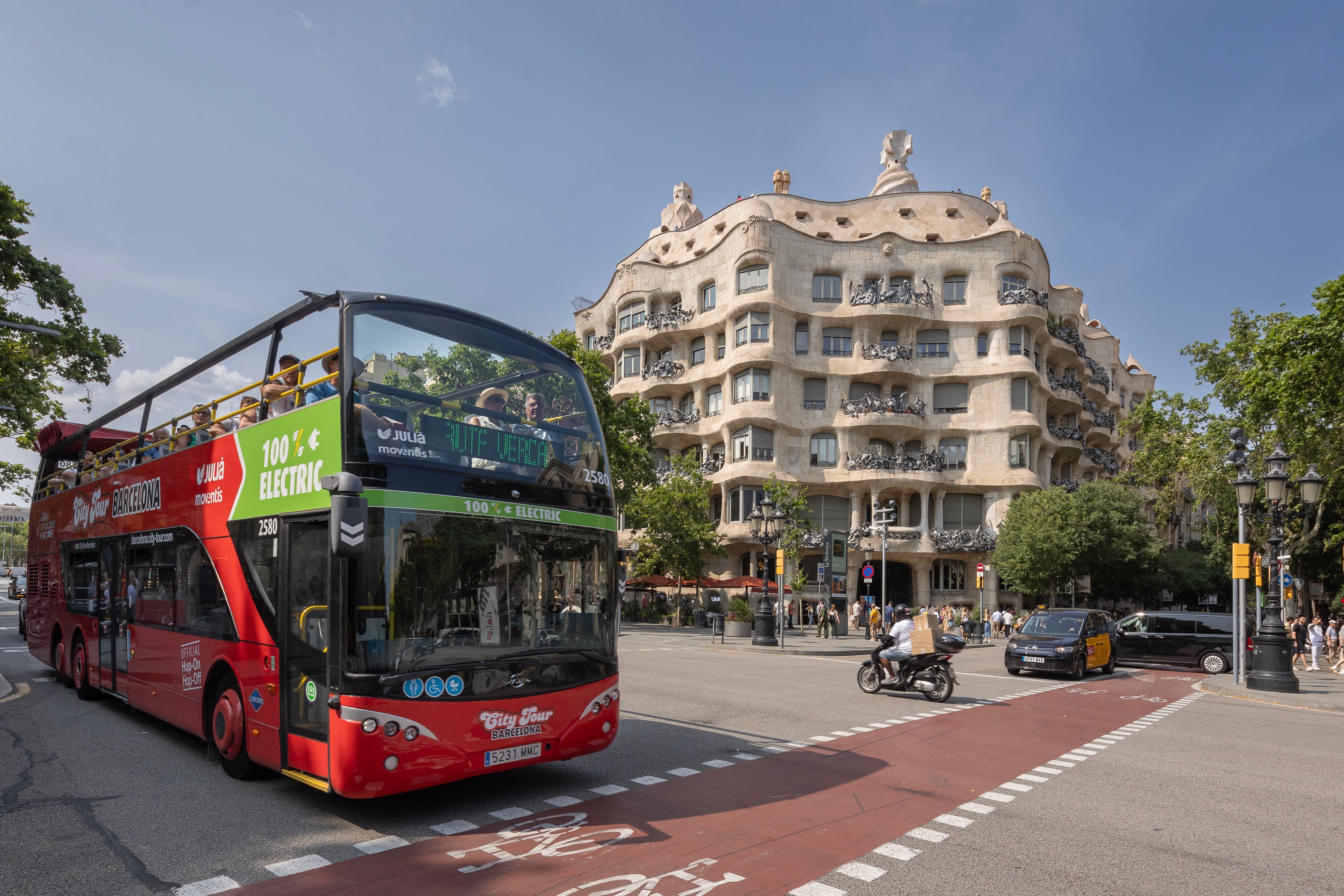 Els vehicles elèctrics mouen a la metròpolis de Barcelona cap al futur
