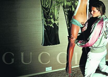 POLÉMICA. El diseñador Tom Ford quiso trabajar con Testino y la estilista Carine Roitfeld para las campañas de Gucci desde que aterrizó en la casa en 1994. Al principio, ellos le desdeñaron, pero terminaron creando un equipo imbatible en la creación de imágenes tan polémicas como rentables. “La gente siempre tiene que hablar de algo”, dice sobre la controversia que generó esta publicidad en 2003.