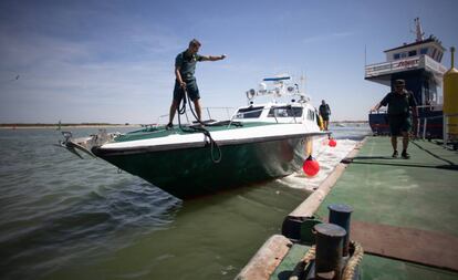 Una patrullera de la Guardia Civil navega por la desembocadura del río Guadalquivir.